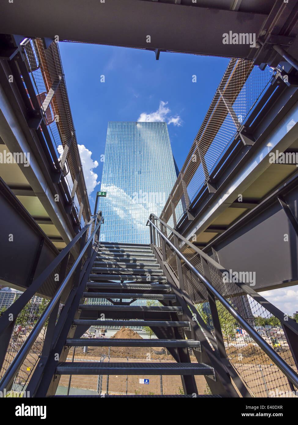 Deutschland, Hessen, Frankfurt, neue Gebäude der Europäischen Zentralbank mit Treppe eines Restaurants im Vordergrund Stockfoto