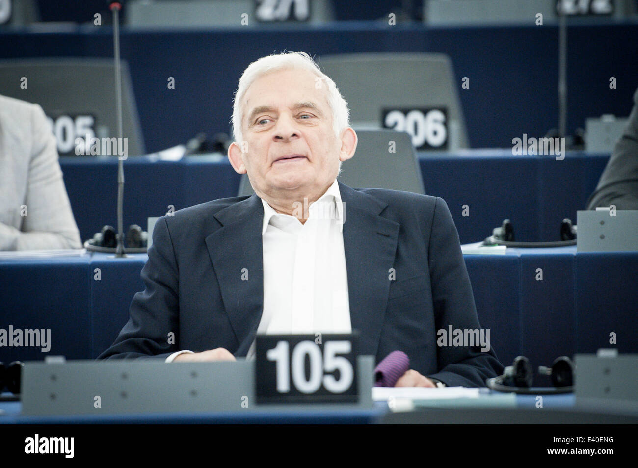 Straßburg, Bxl, Frankreich. 2. Juli 2014. Polnische Abgeordnete Jerzy Buzek besucht am zweiten Tag der Plenarsitzung Hauptquartier der Europäischen Parlaments in Straßburg auf 02.07.2014 Credit: Wiktor Dabkowski/ZUMA Draht/Alamy Live News Stockfoto