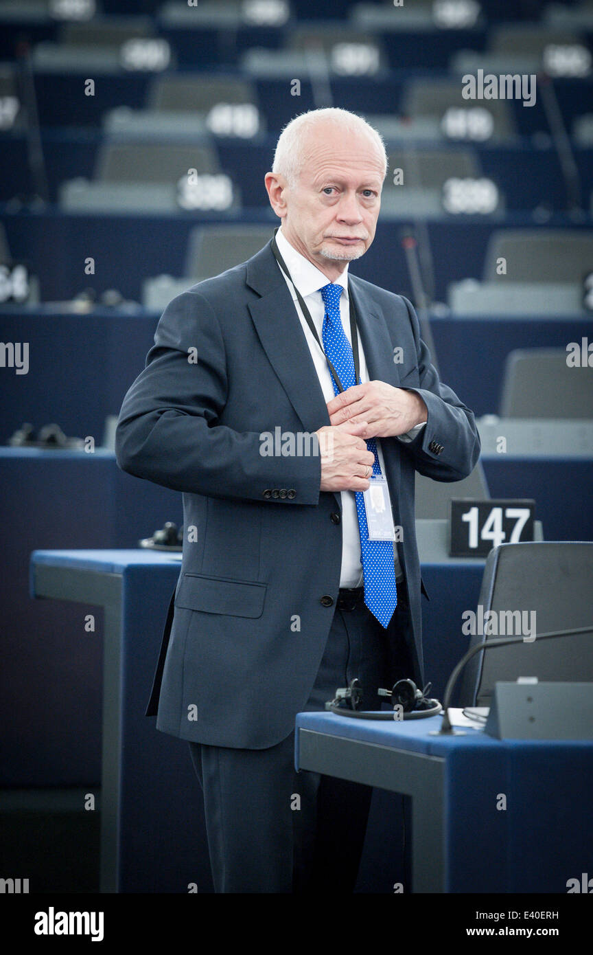 Straßburg, Bxl, Frankreich. 2. Juli 2014. Polnische Abgeordnete Michal Boni kümmert sich den zweiten Tag der Plenarsitzung Hauptquartier der Europäischen Parlaments in Straßburg auf 02.07.2014 Credit: Wiktor Dabkowski/ZUMA Draht/Alamy Live News Stockfoto