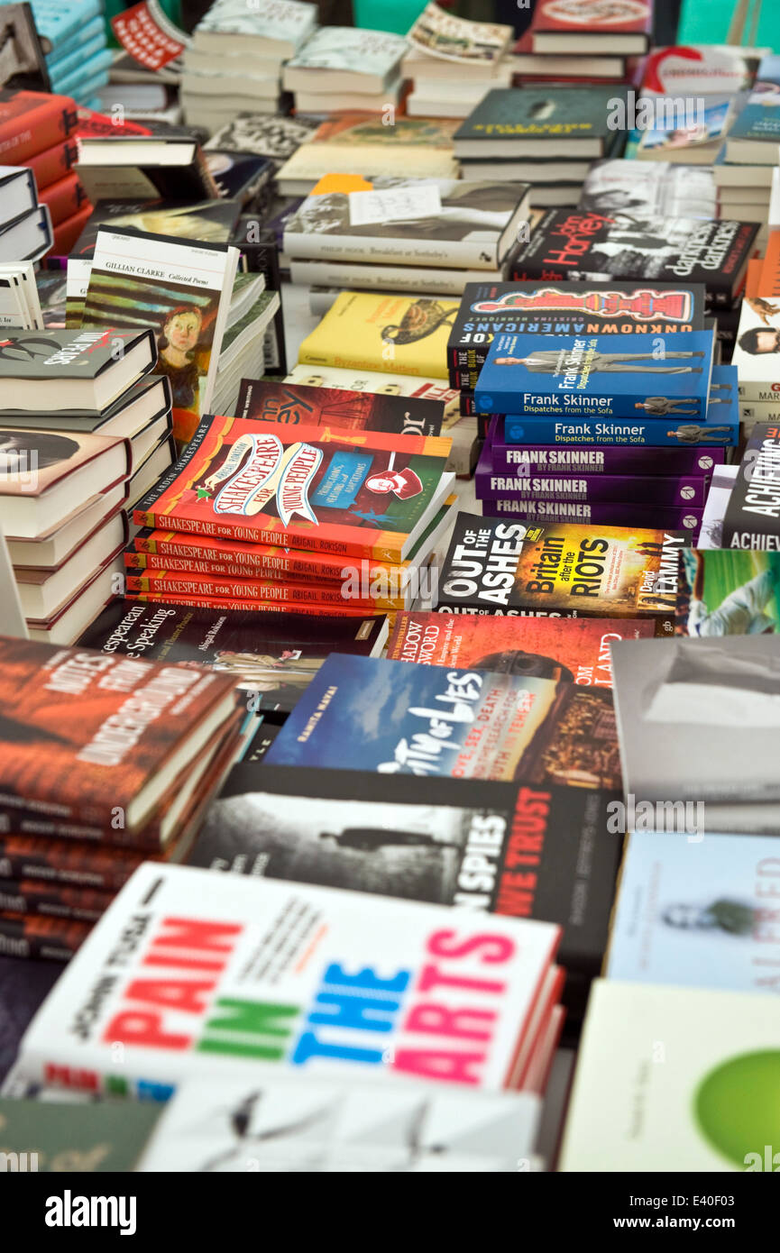 Haufenweise signierte Exemplare der Bücher von Festival Autoren in der Buchhandlung bei Hay Festival 2014 © Jeff Morgan Stockfoto