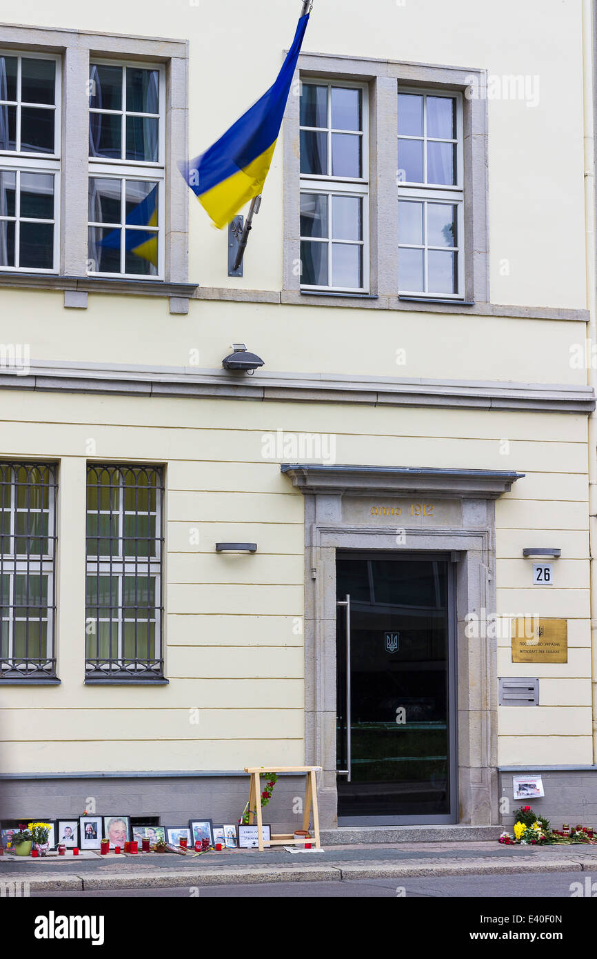 Deutschland, Berlin, Botschaft der Ukraine mit Fotografien, Kerzen und