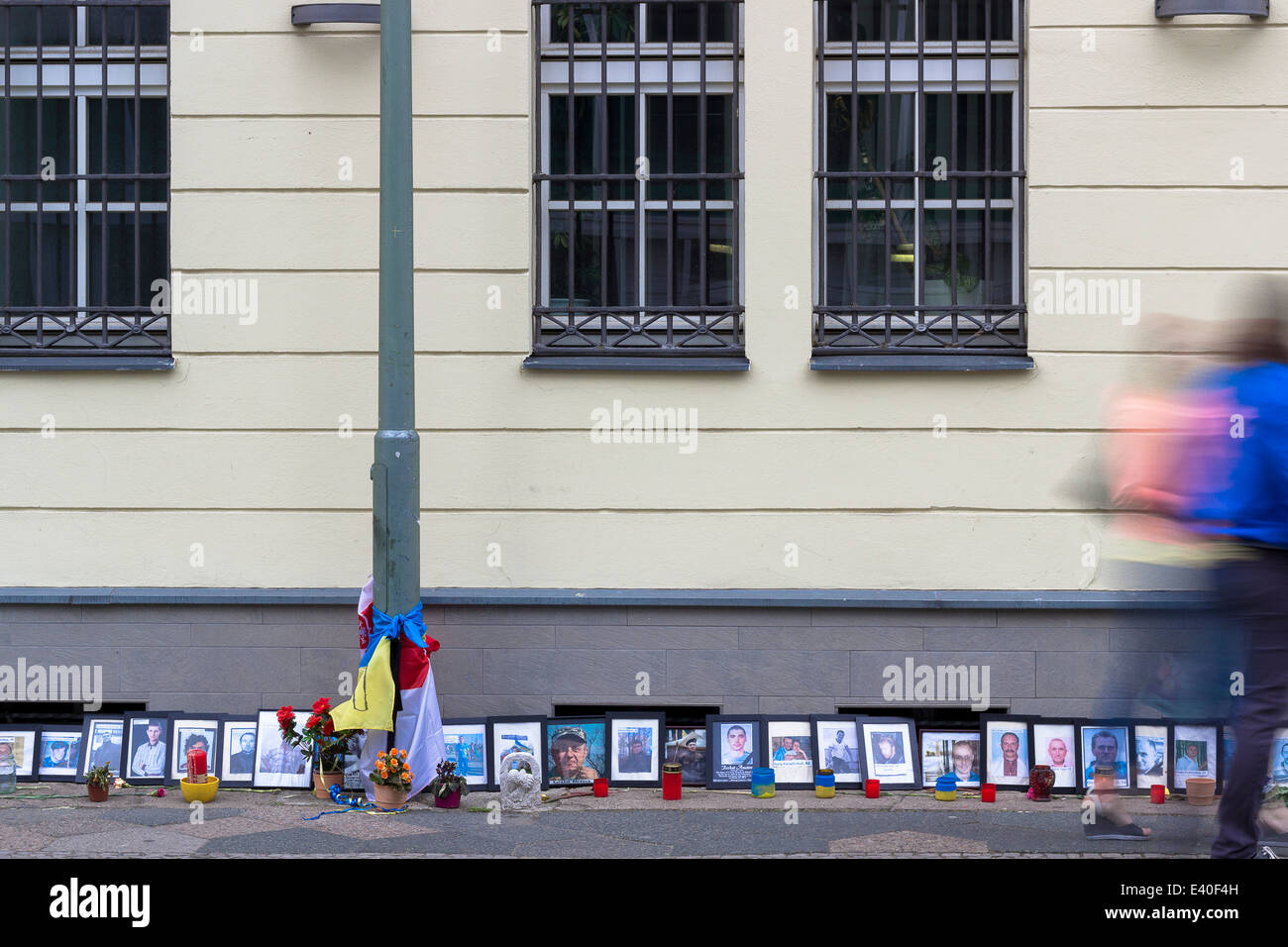 Deutschland, Berlin, Botschaft der Ukraine mit Fotografien, Kerzen und