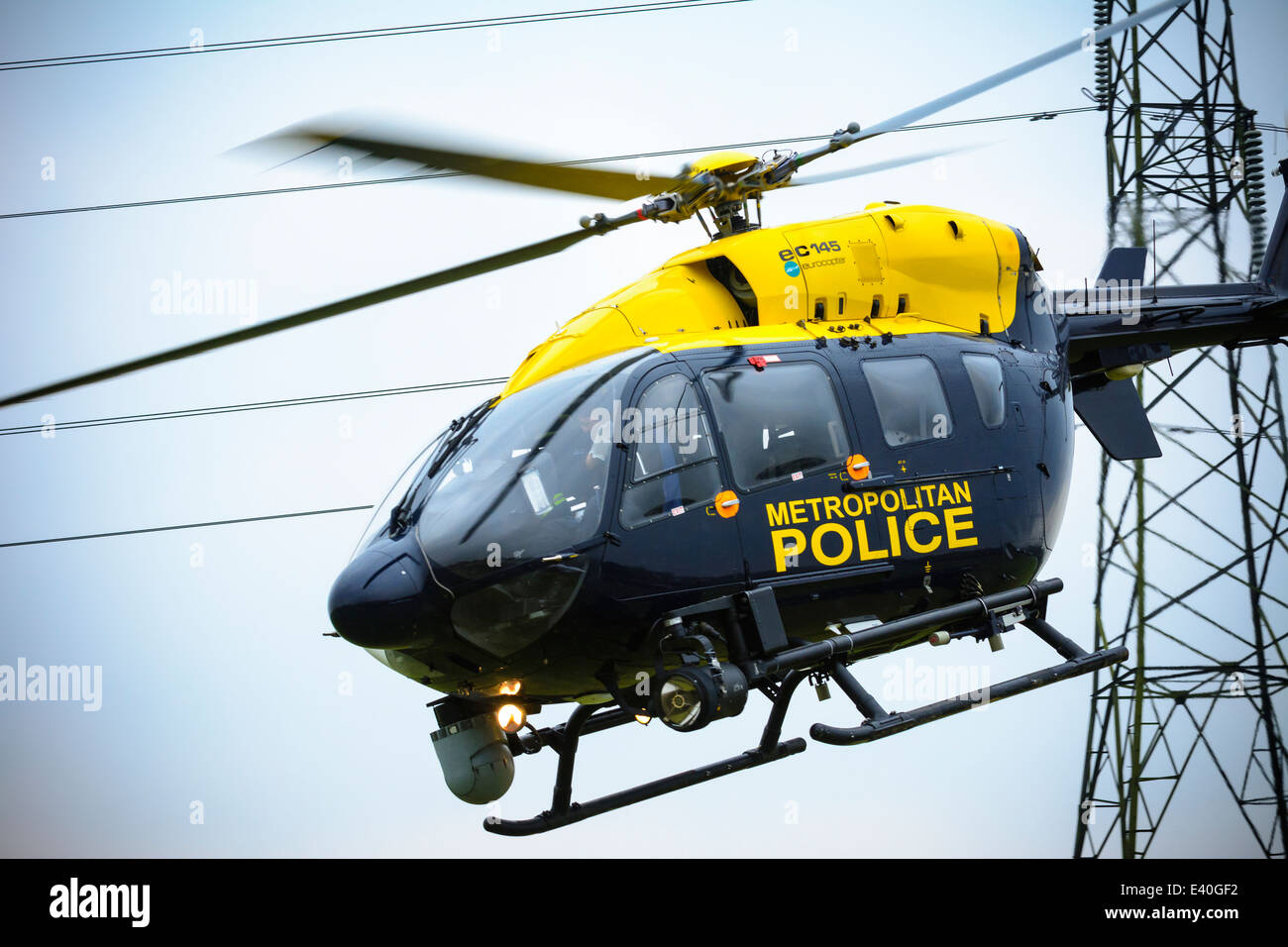 Ein Metropolitan Polizei-Hubschrauber bereitet Landung auf Polizeihund Ausbildungsstätte, Keston, Kent, England, Großbritannien Stockfoto