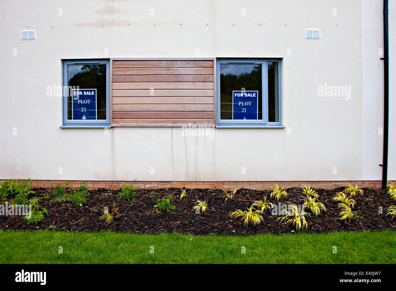 Für Verkauf-Boards in Windows Neubau Wohnung auf s Immobilien Stockfoto