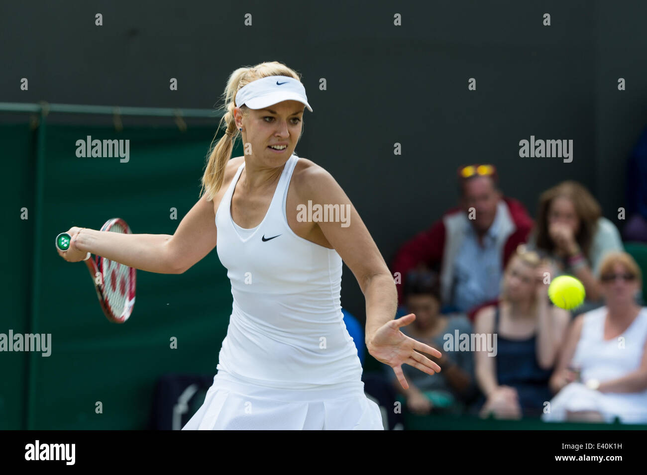 Wimbledon, London, UK. 1. Juli 2014. Tennis: Wimbledon Meisterschaft 2014, Sabine Lisicki Deutschland während ihrer Damen Einzel vierte Runde Match gegen Yaroslava Shvedova Kasachstans am Tag acht von Wimbledon Lawn Tennis Championships bei den All England Lawn Tennis and Croquet Club in Wimbledon am 1. Juli 2014, London, England. Bildnachweis: Dpa picture Alliance/Alamy Live News Stockfoto