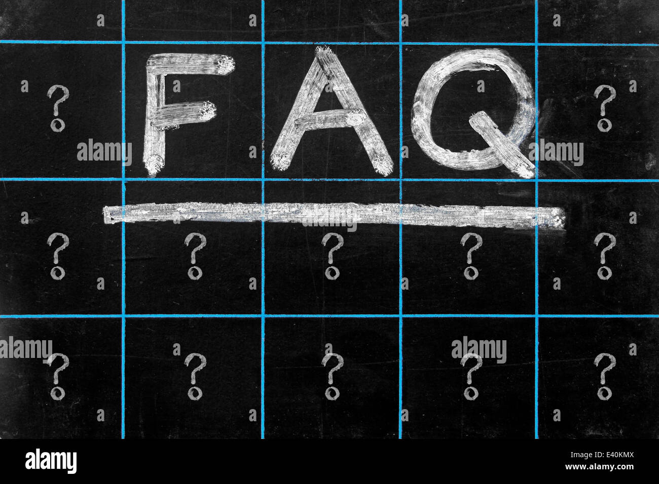 die Abkürzung FAQ handschriftlich auf schwarze Tafel Stockfoto