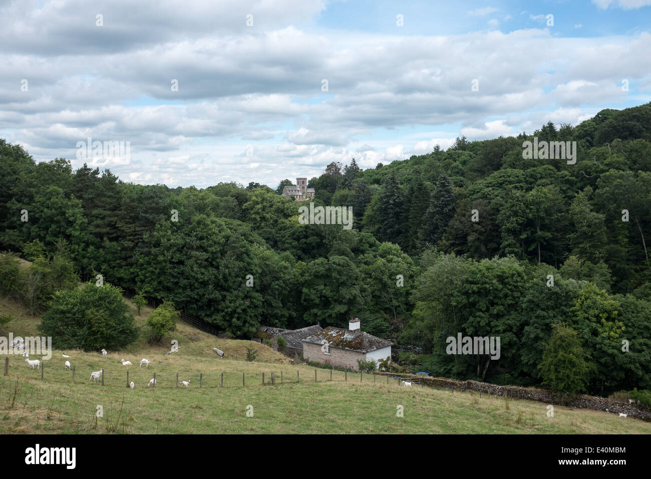 St. Michaels Kirche Askham, gesehen von Askham Hall, in der Nähe von Penrith, Cumbria, UK Stockfoto