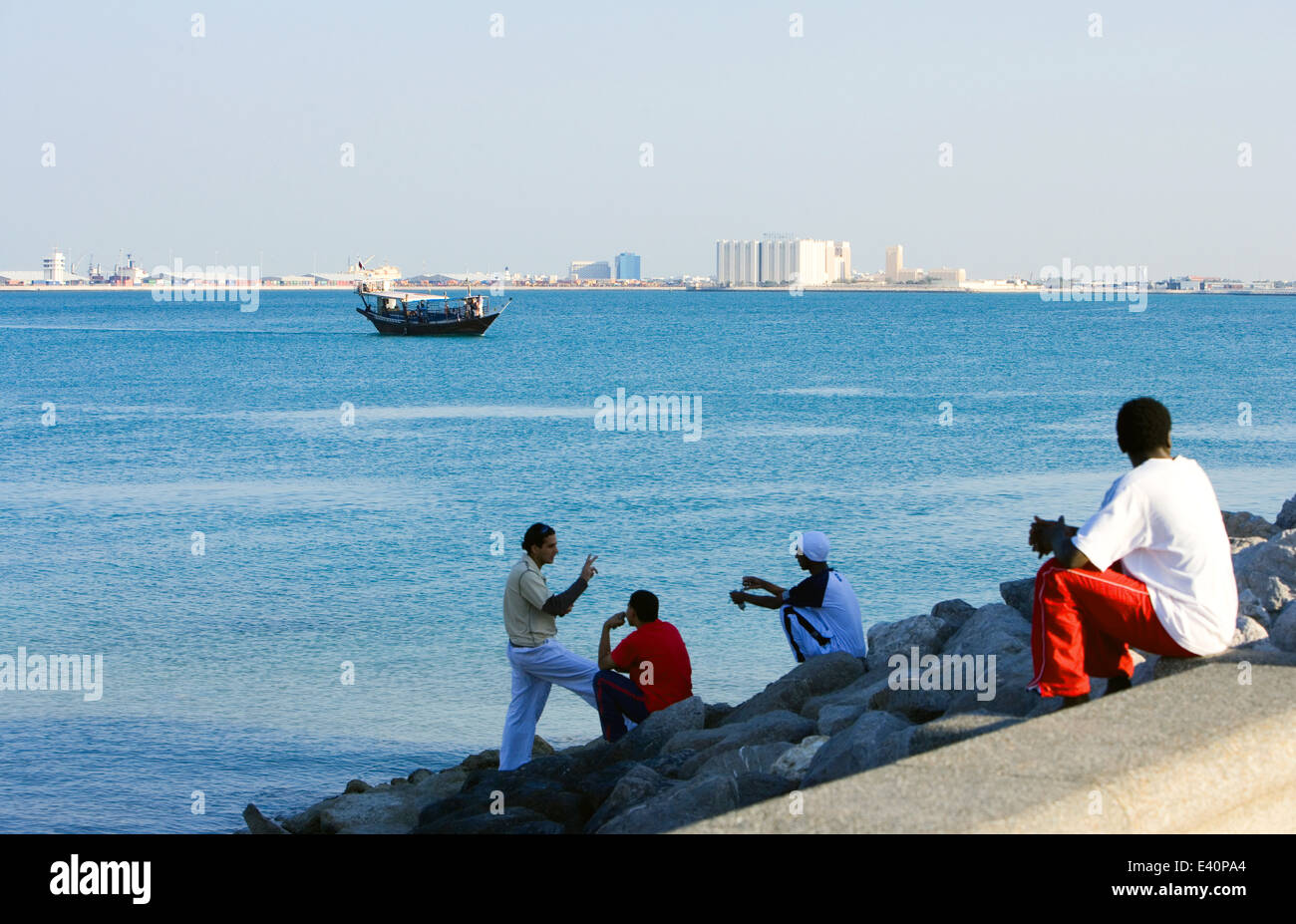 Katar, Doha, Leute reden auf die Bucht Stockfoto