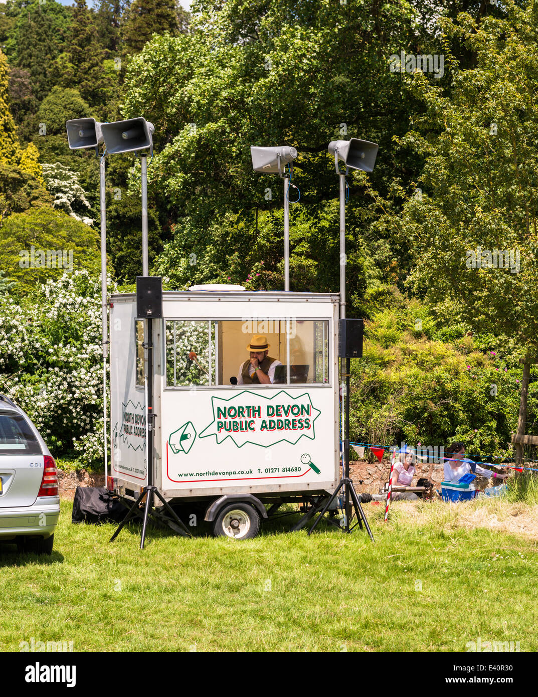 East Devon, England. Eine Fete und Gartenfest im Country-House mit der Lautsprecheranlage und Gentleman auf dem Mikrofon. Stockfoto