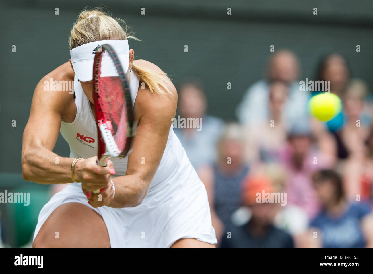 Wimbledon, London, UK. 1. Juli 2014. Tennis: Wimbledon Meisterschaft 2014, Angelique Kerber Deutschlands feiert in ihren Hofdamen Singles vierten Vorrundenspiel gegen Maria Sharapova Russlands am Tag acht von Wimbledon Lawn Tennis Championships bei den All England Lawn Tennis and Croquet Club in Wimbledon am 1. Juli 2014, London, England. Bildnachweis: Dpa picture Alliance/Alamy Live News Stockfoto