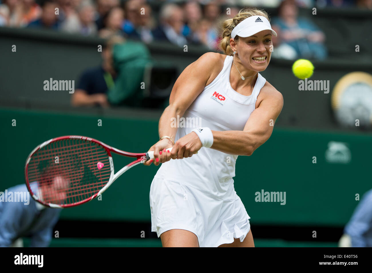 Wimbledon, London, UK. 1. Juli 2014. Tennis: Wimbledon Meisterschaft 2014, Angelique Kerber Deutschlands in ihren Hofdamen Singles vierten Vorrundenspiel gegen Maria Sharapova Russlands am Tag acht der Wimbledon Lawn Tennis Championships bei den All England Lawn Tennis and Croquet Club in Wimbledon am 1. Juli 2014, London, England. Bildnachweis: Dpa picture Alliance/Alamy Live News Stockfoto