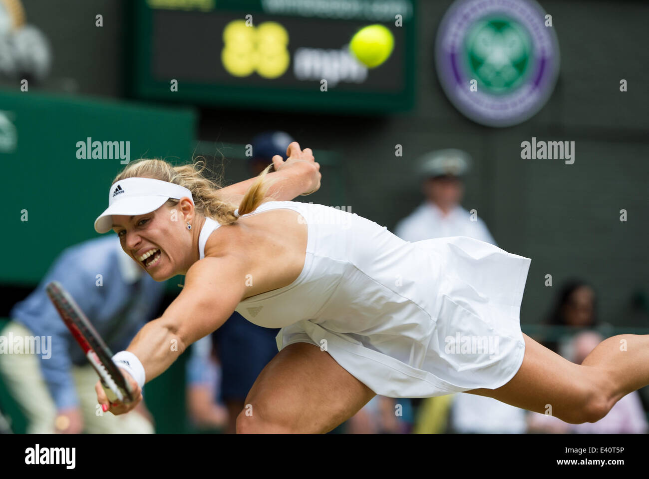 Wimbledon, London, UK. 1. Juli 2014. Tennis: Wimbledon Meisterschaft 2014, Angelique Kerber Deutschlands in ihren Hofdamen Singles vierten Vorrundenspiel gegen Maria Sharapova Russlands am Tag acht der Wimbledon Lawn Tennis Championships bei den All England Lawn Tennis and Croquet Club in Wimbledon am 1. Juli 2014, London, England. Bildnachweis: Dpa picture Alliance/Alamy Live News Stockfoto