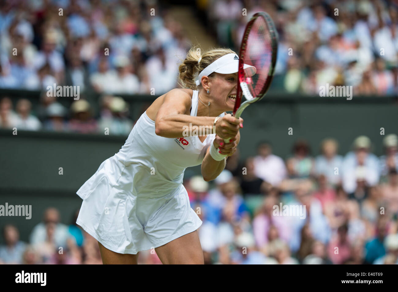 Wimbledon, London, UK. 1. Juli 2014. Tennis: Wimbledon Meisterschaft 2014, Angelique Kerber Deutschlands feiert in ihren Hofdamen Singles vierten Vorrundenspiel gegen Maria Sharapova Russlands am Tag acht von Wimbledon Lawn Tennis Championships bei den All England Lawn Tennis and Croquet Club in Wimbledon am 1. Juli 2014, London, England. Bildnachweis: Dpa picture Alliance/Alamy Live News Stockfoto