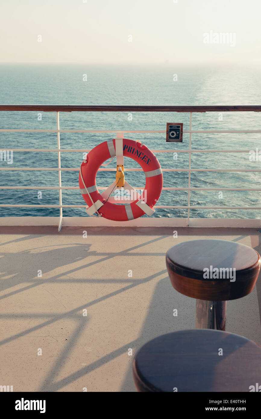 Deutschland, Ostsee, an Bord einer Kreuzfahrt Schiff am Morgen, Rettungsring Stockfoto