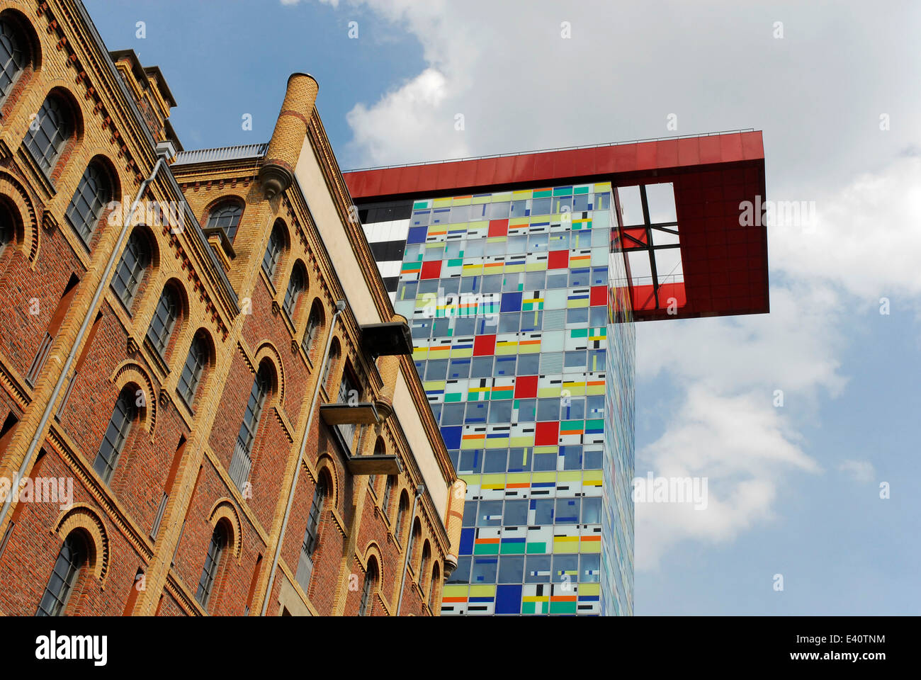 Deutschland, Nordrhein-Westfalen, Düsseldorf, Medienhafen, Alte Mälzerei vor "Colorium" Stockfoto