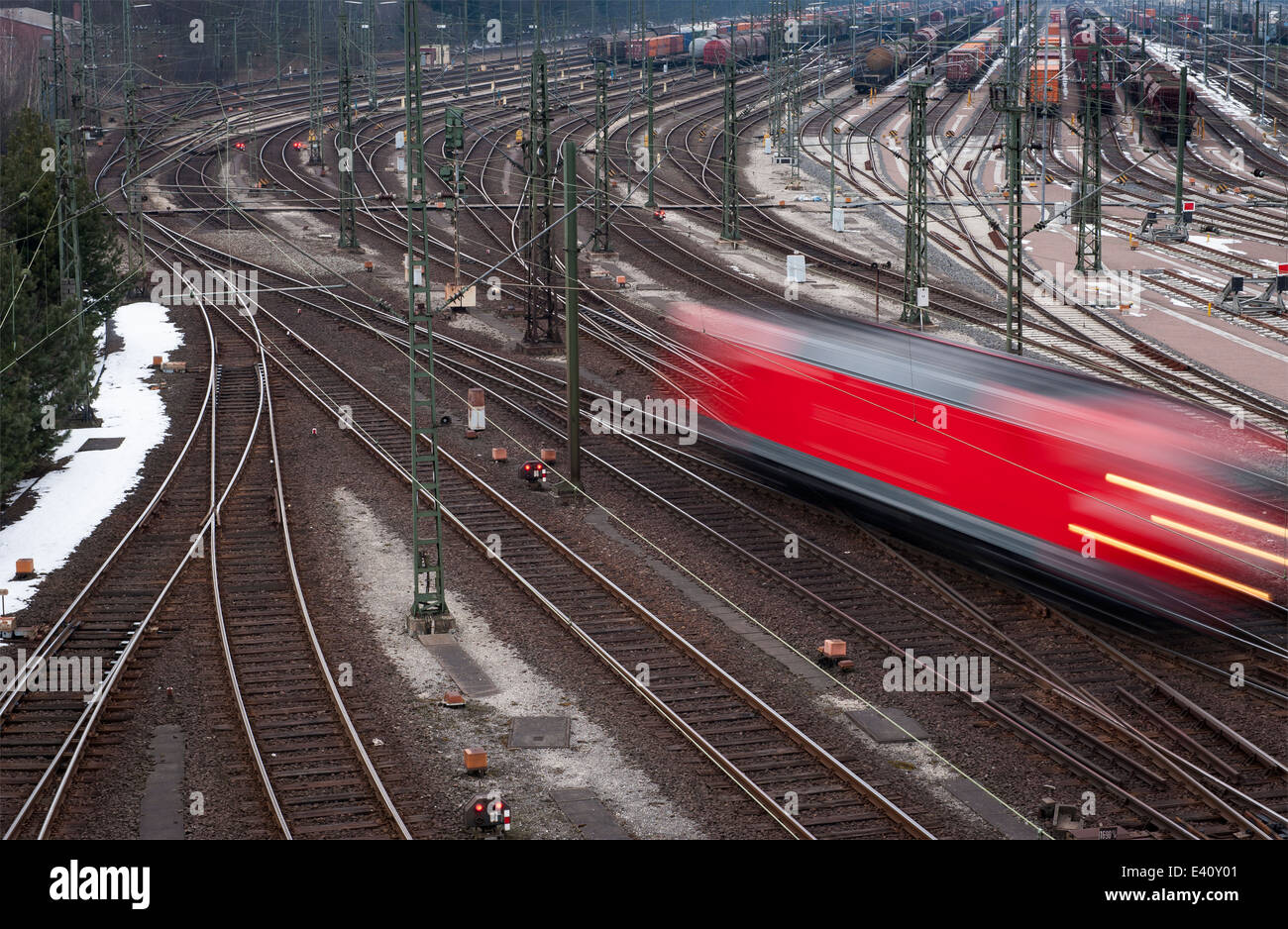 Deutschland, Hamburg, Blick zum Bahnhof Hof und treibende Zug Stockfoto