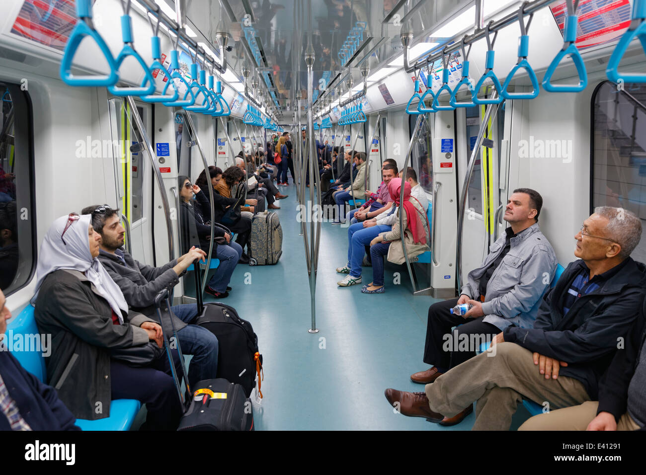 Türkei, Istanbul, Menschen in neue u-Bahn Zug Marmaray unter dem Bosporus Stockfoto