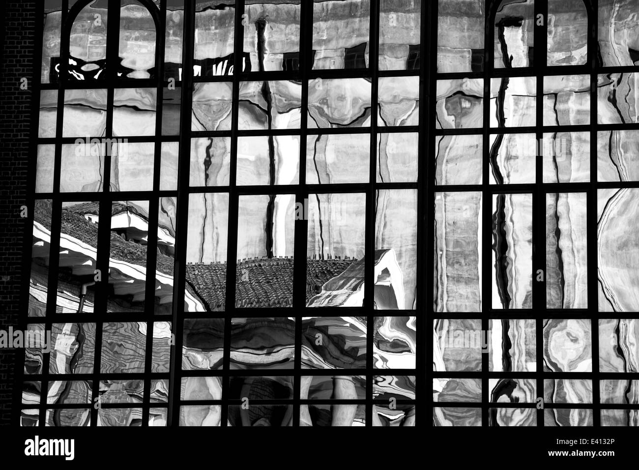 The Old Custom House spiegelt sich in einem Glas Bürohaus, Ipswich, Suffolk, UK Stockfoto