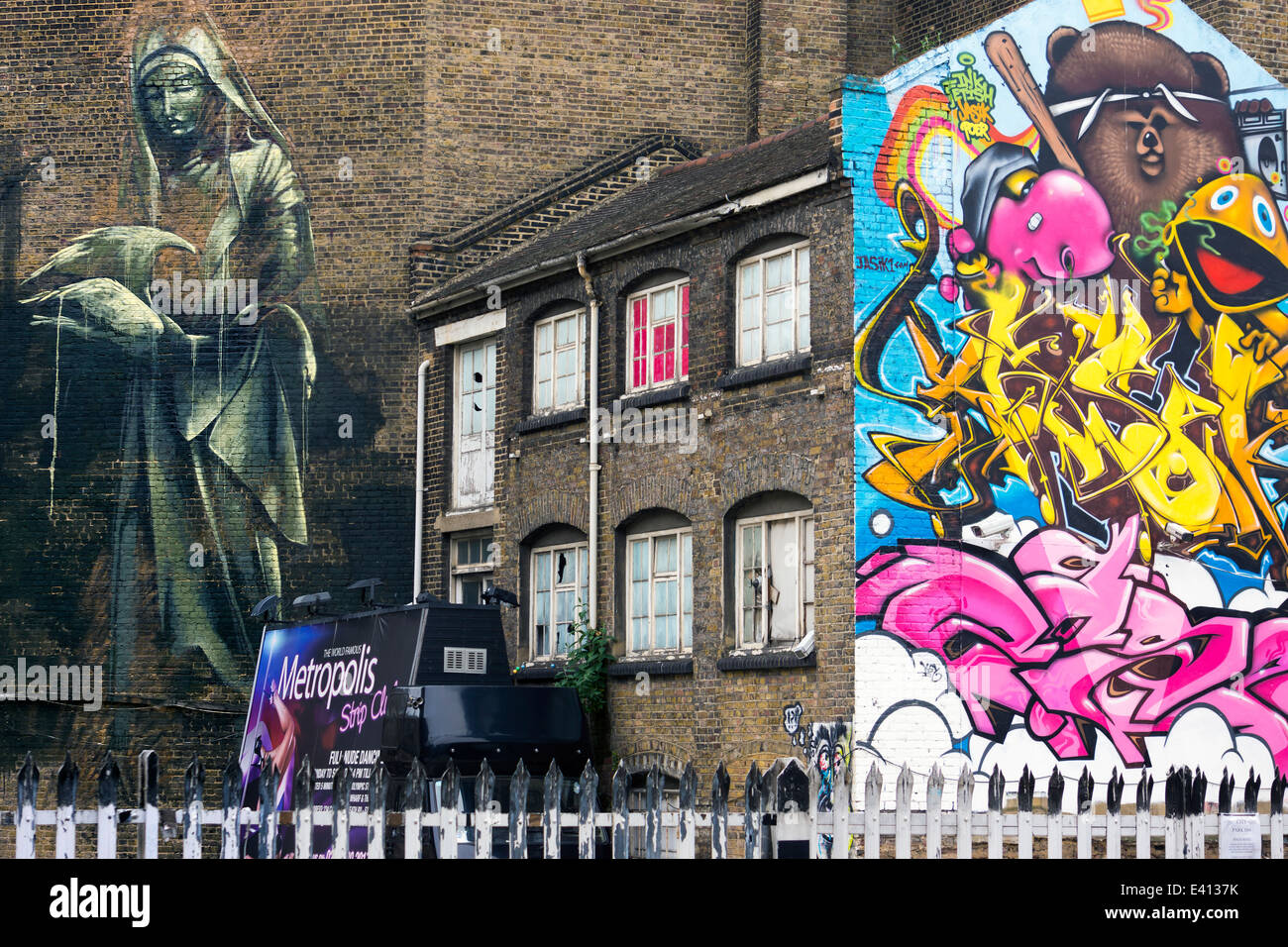 England, London, Shoreditch, Christina Street, Graffiti Wandmalerei der Künstler Inkfetish, Jimmy Jasik und Poer und Graffito der Künstlerin Faith47 Stockfoto