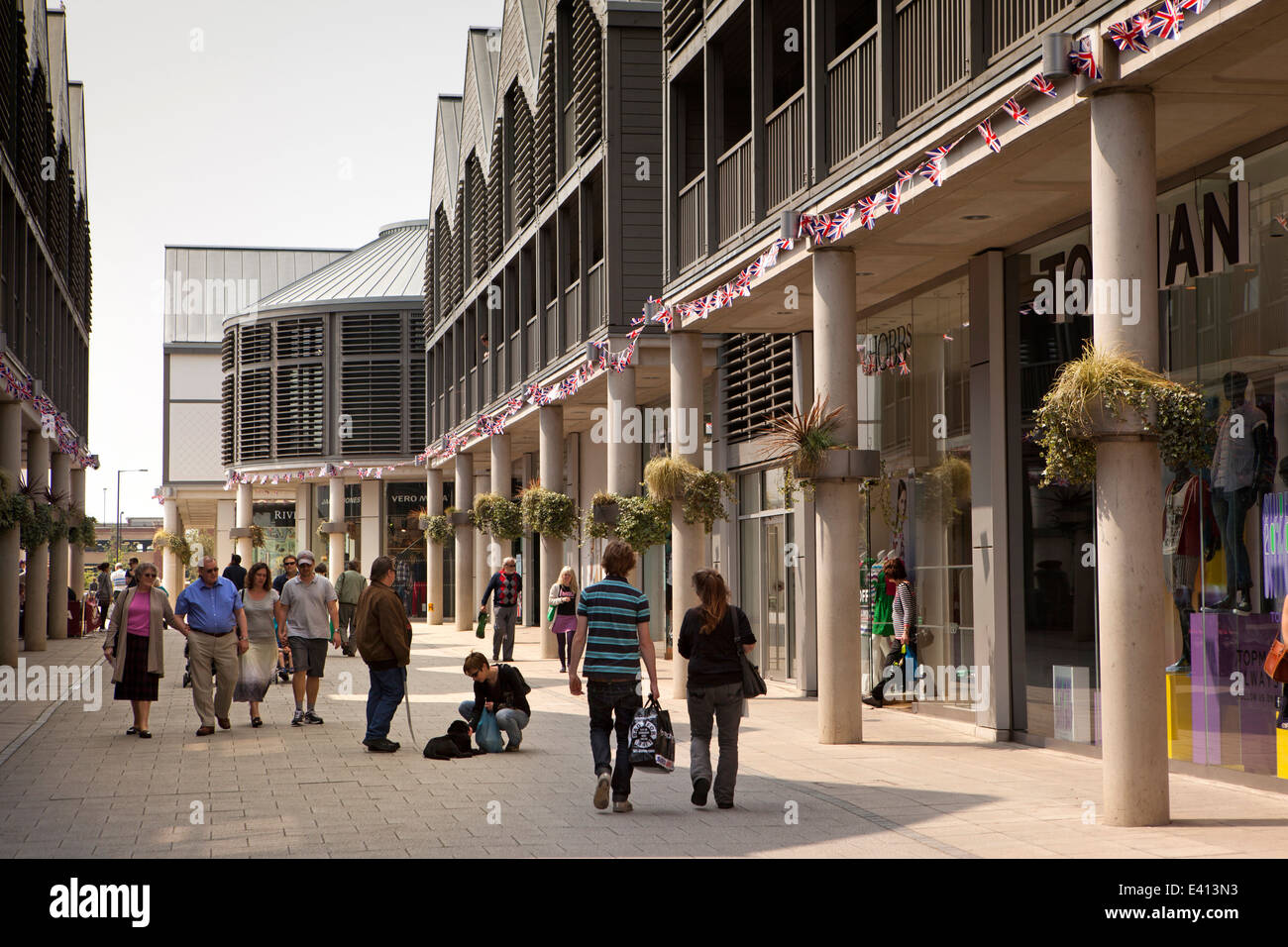 UK England, Suffolk, Bury St Edmunds, Shopper in The Arc, neue shopping-Komplex Stockfoto