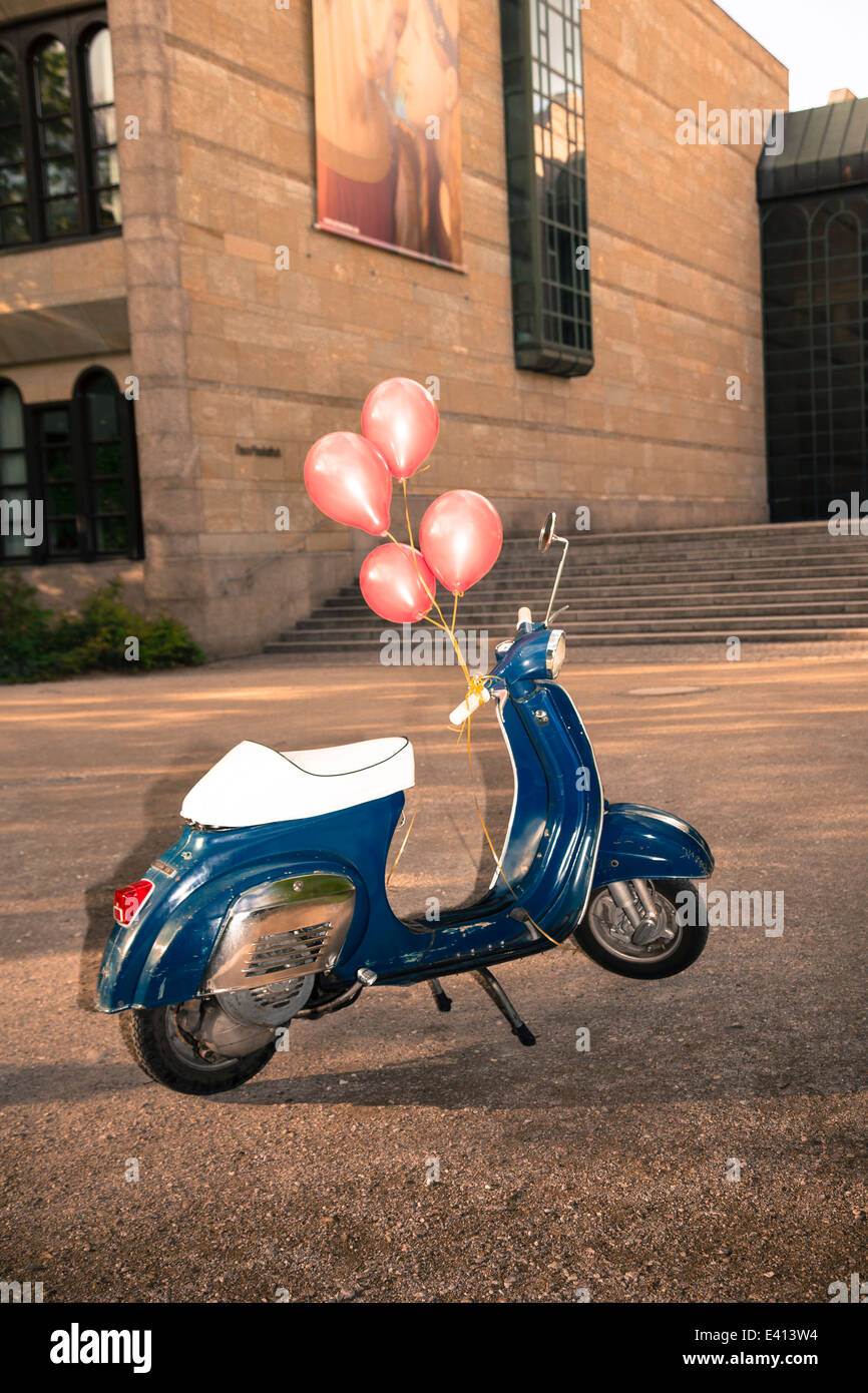 Vespa mit Ballons als Geburtstag vorhanden Stockfoto