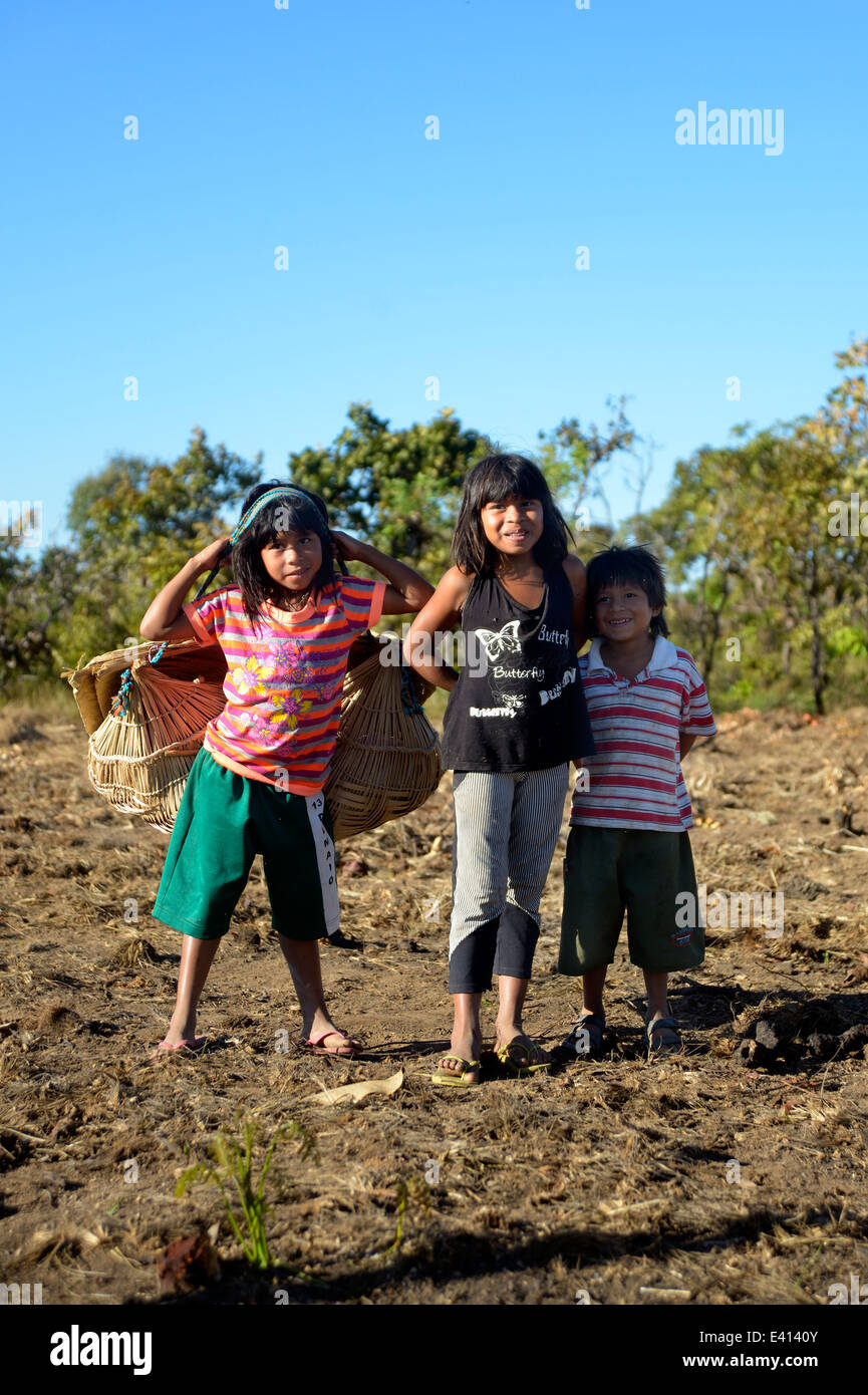 Brasilien, Mato Grosso, Primavera do Leste, Nova Vida, Porträt von drei Xavantes-indianischen Kindern Stockfoto