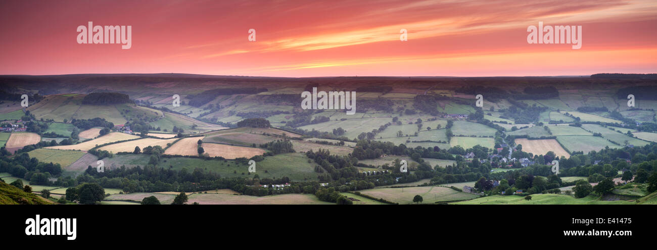 Mitten im Sommer Sonnenaufgang im Rosedale Abbey auf der North Yorkshire Moors Stockfoto