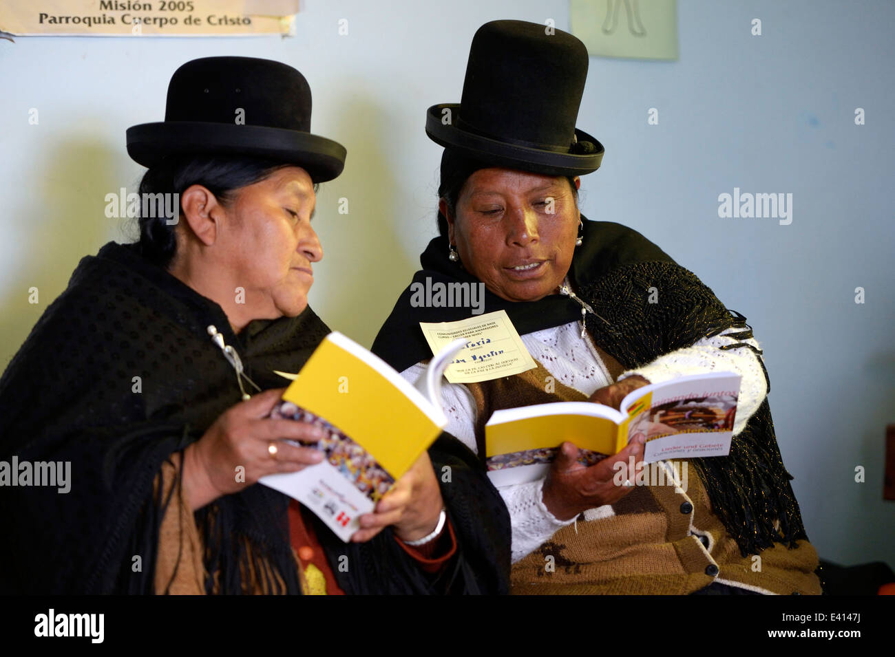 Südamerika, Bolivien, La Paz, El Alto, Bolivianer, Quechua-Indianer Frauen singen Stockfoto