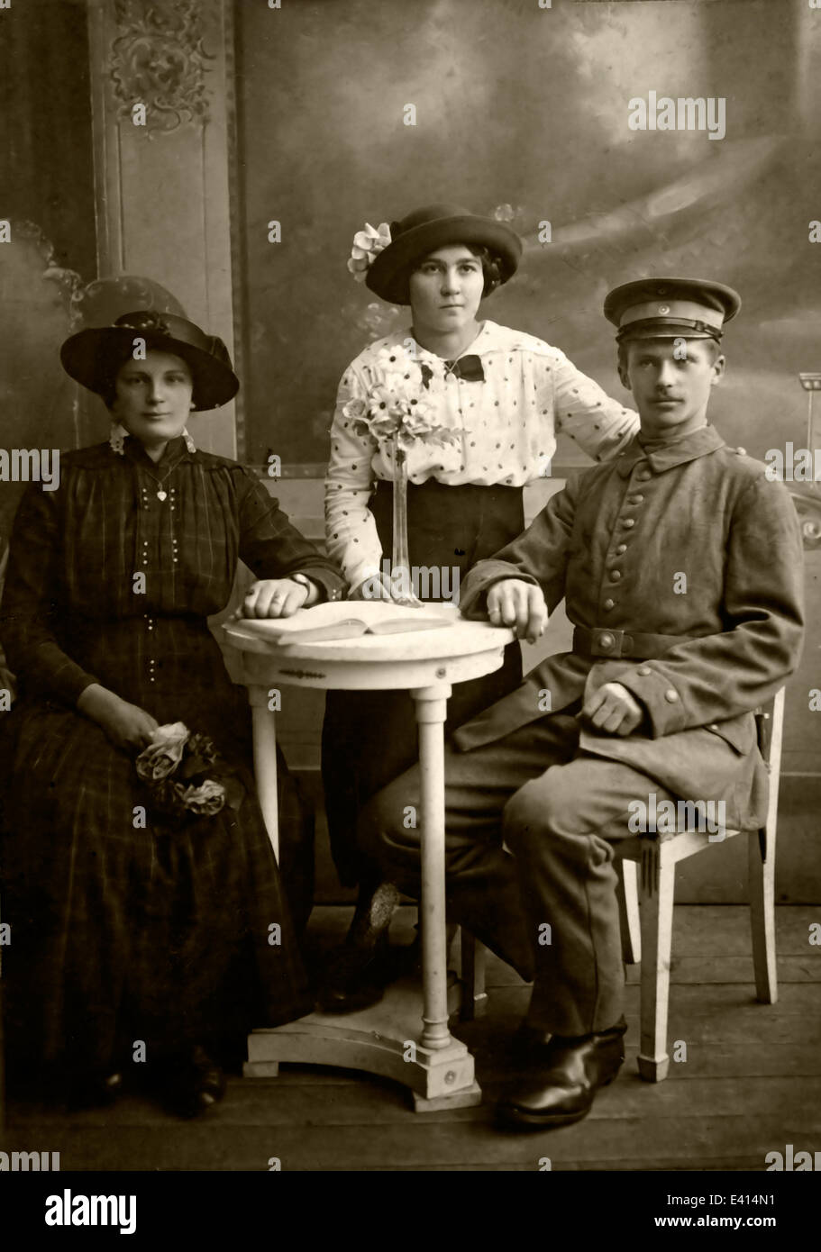 Deutschland, historische Engagement Fotografie mit Schwiegermutter vom Anfang des 20. Jahrhunderts Stockfoto
