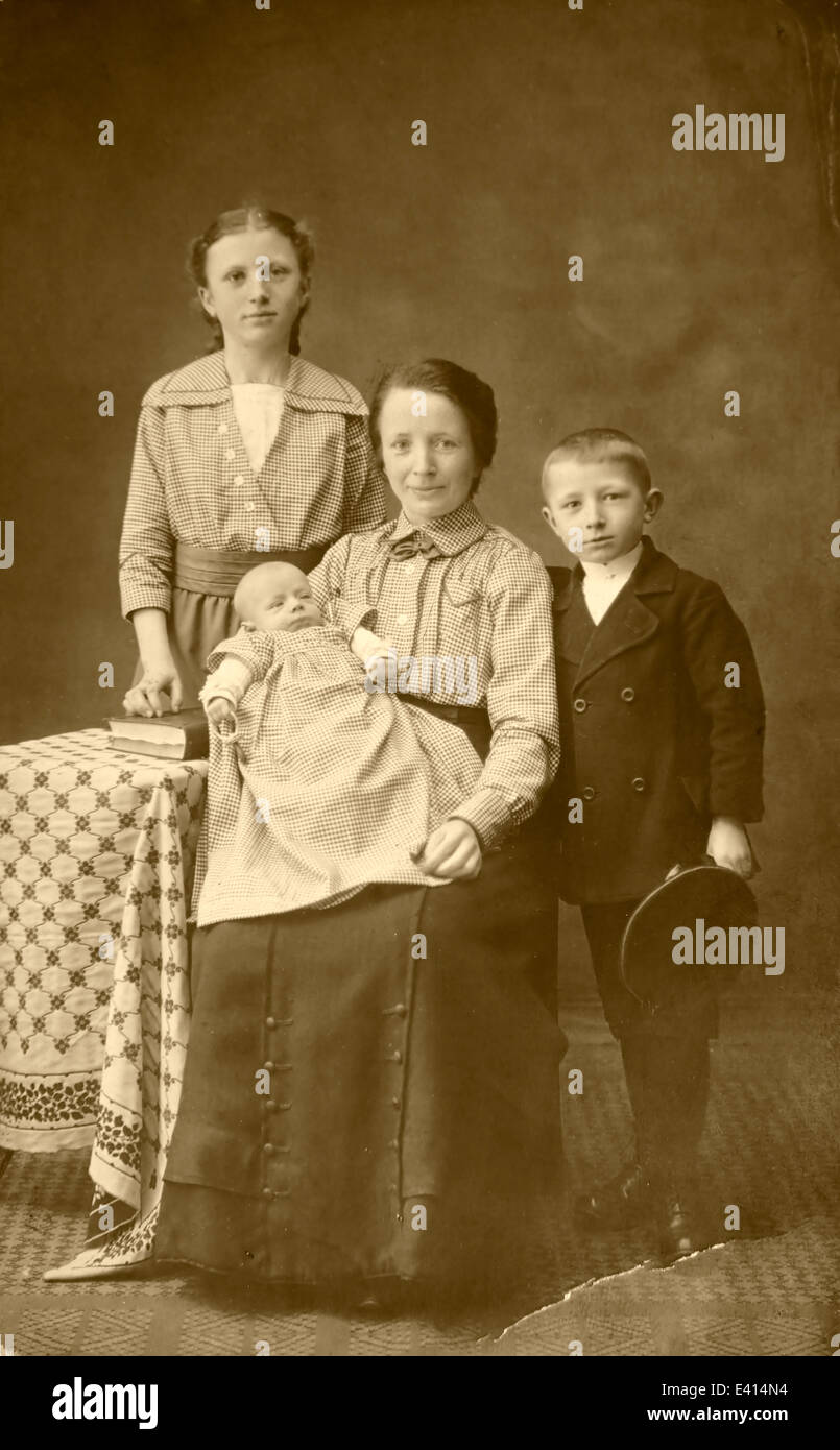 Deutschland, historische Fotografie von Mutter mit drei Kindern aus Ende des 19. Jahrhunderts Stockfoto