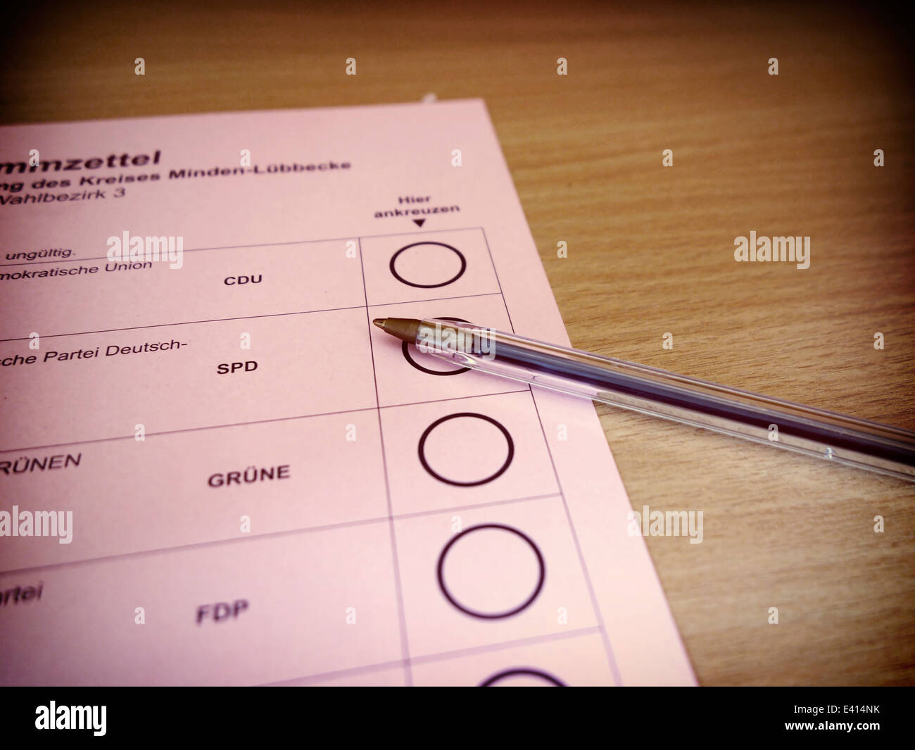 Deutschland, Nordrhein-Westfalen, Minden, Stimmzettel für die Wahl von Kreisrat Stockfoto