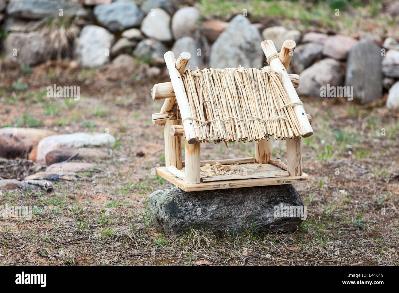 Handgemachte hölzerne Vogel Haus stehen auf Felsen Stockfoto
