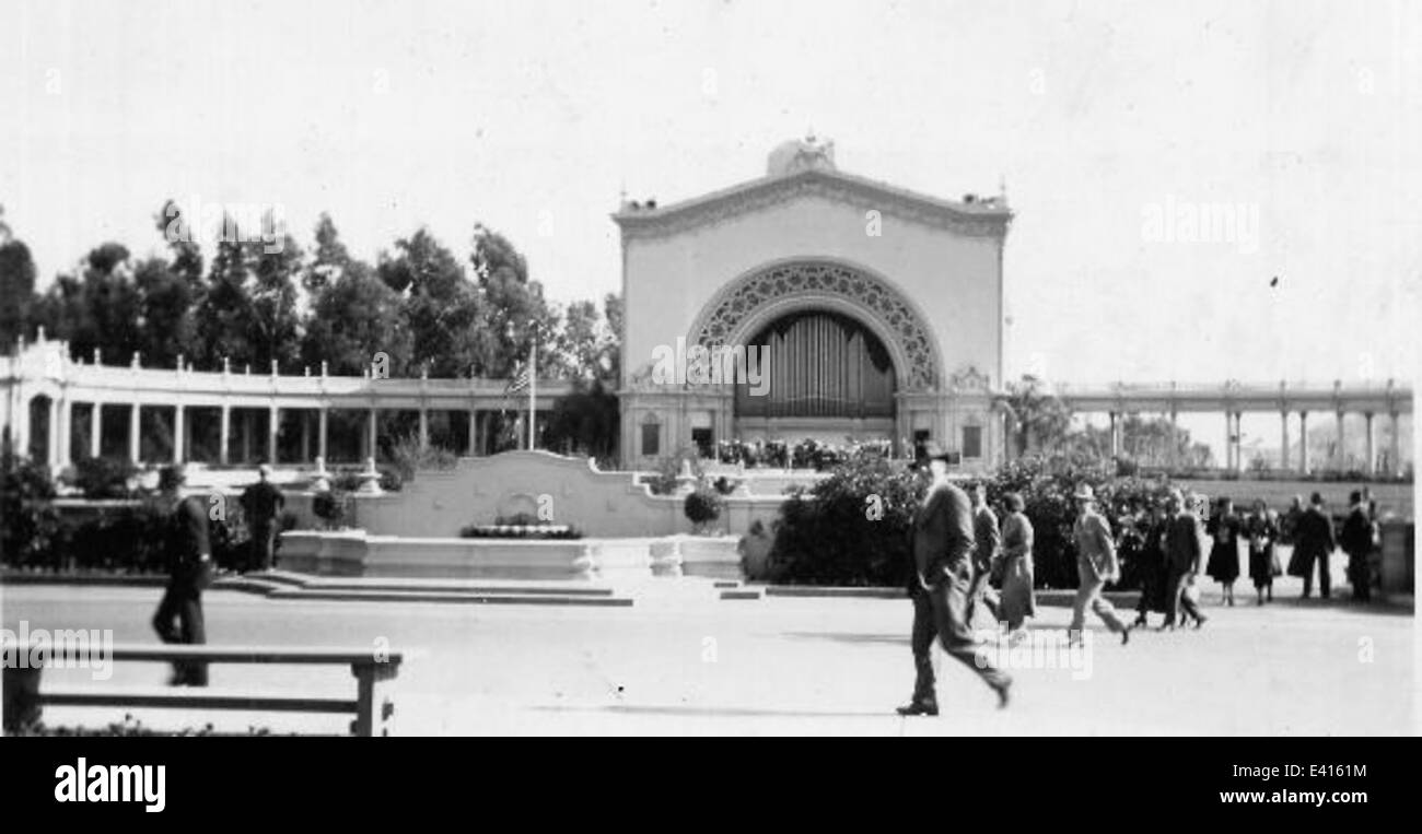Dieses Bild zeigt den Orgel Pavillon im Balboa Park in San Diego, Kalifornien. Der Pavillon ist ein bekanntes historisches Wahrzeichen, bekannt für seine große Architektur und die öffentlichen Aufführungen der historischen Pfeifenorgel. Stockfoto