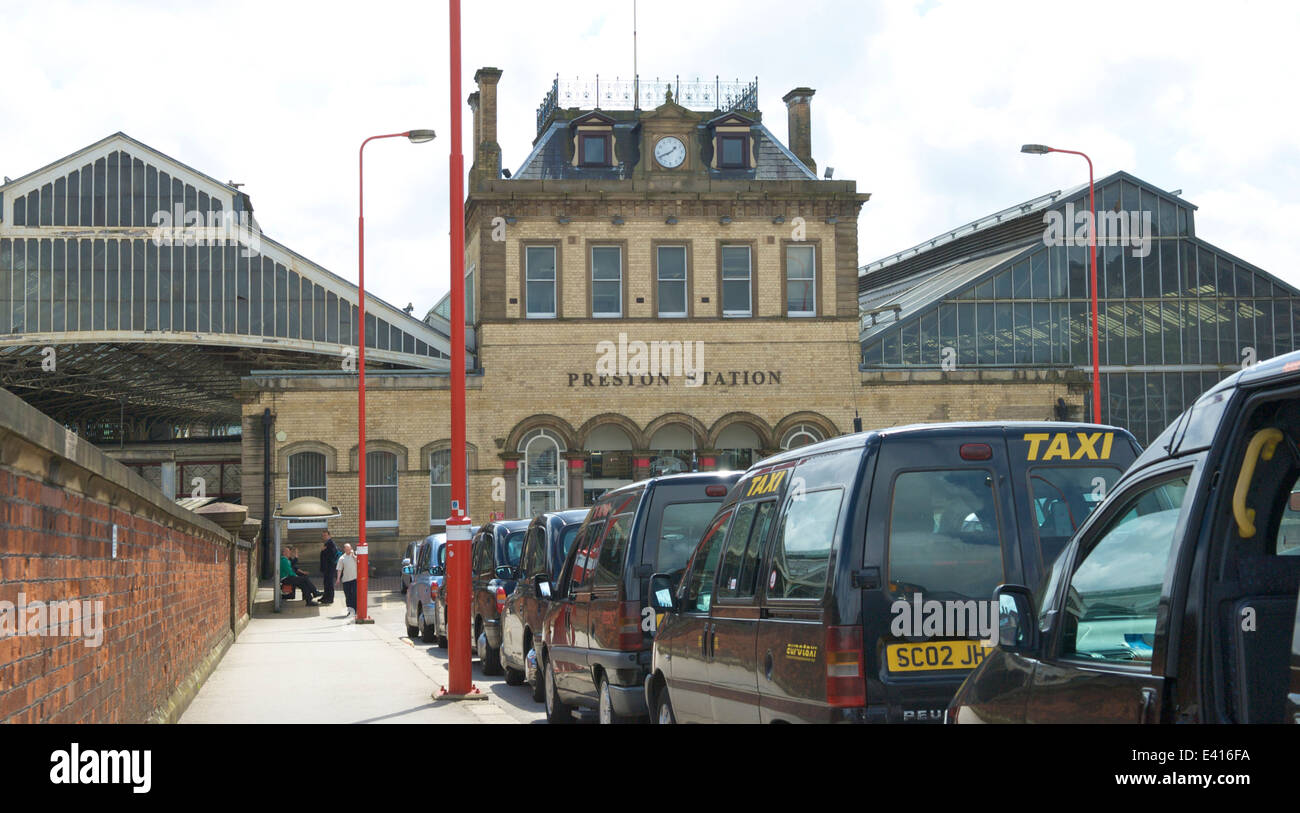 Preston-Bahnhof und Taxistand Stockfoto