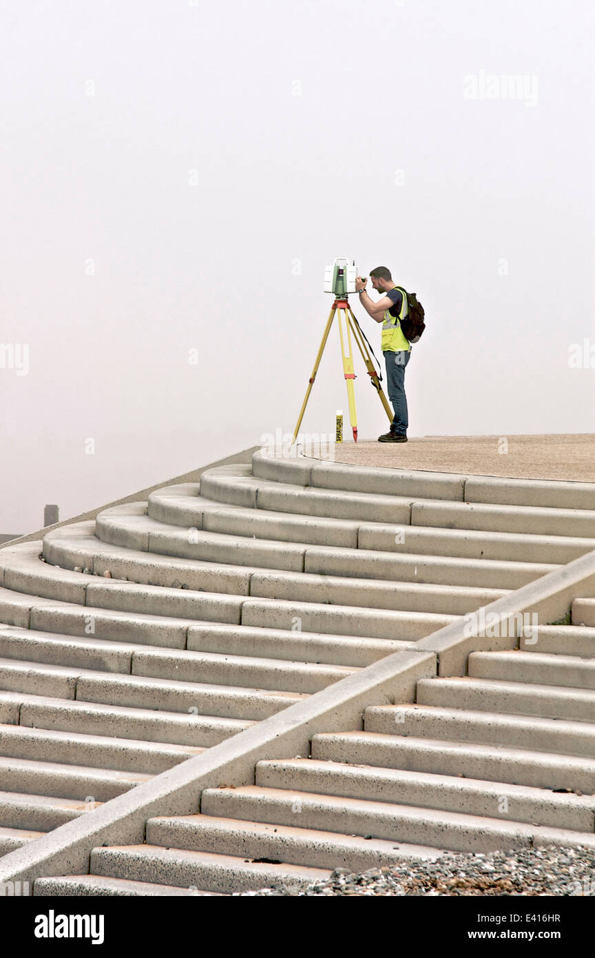 Surveyor mit einem theodolit versuchen, Messungen im Nebel zu nehmen Stockfoto