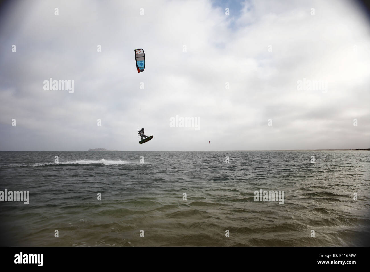 Man Kitesurfen einen Sprung auf den Horizont der Lagune in Dakhla, Westsahara, Marokko Stockfoto