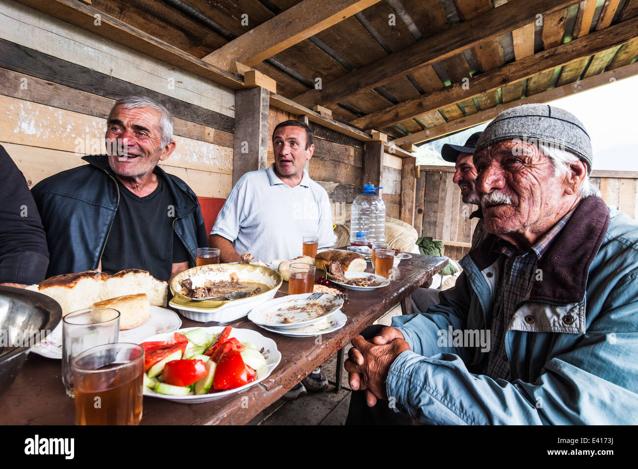 Georgische Männer feiern eine Supra (traditionelles fest) in Mestia Swanetien, Georgia Stockfoto
