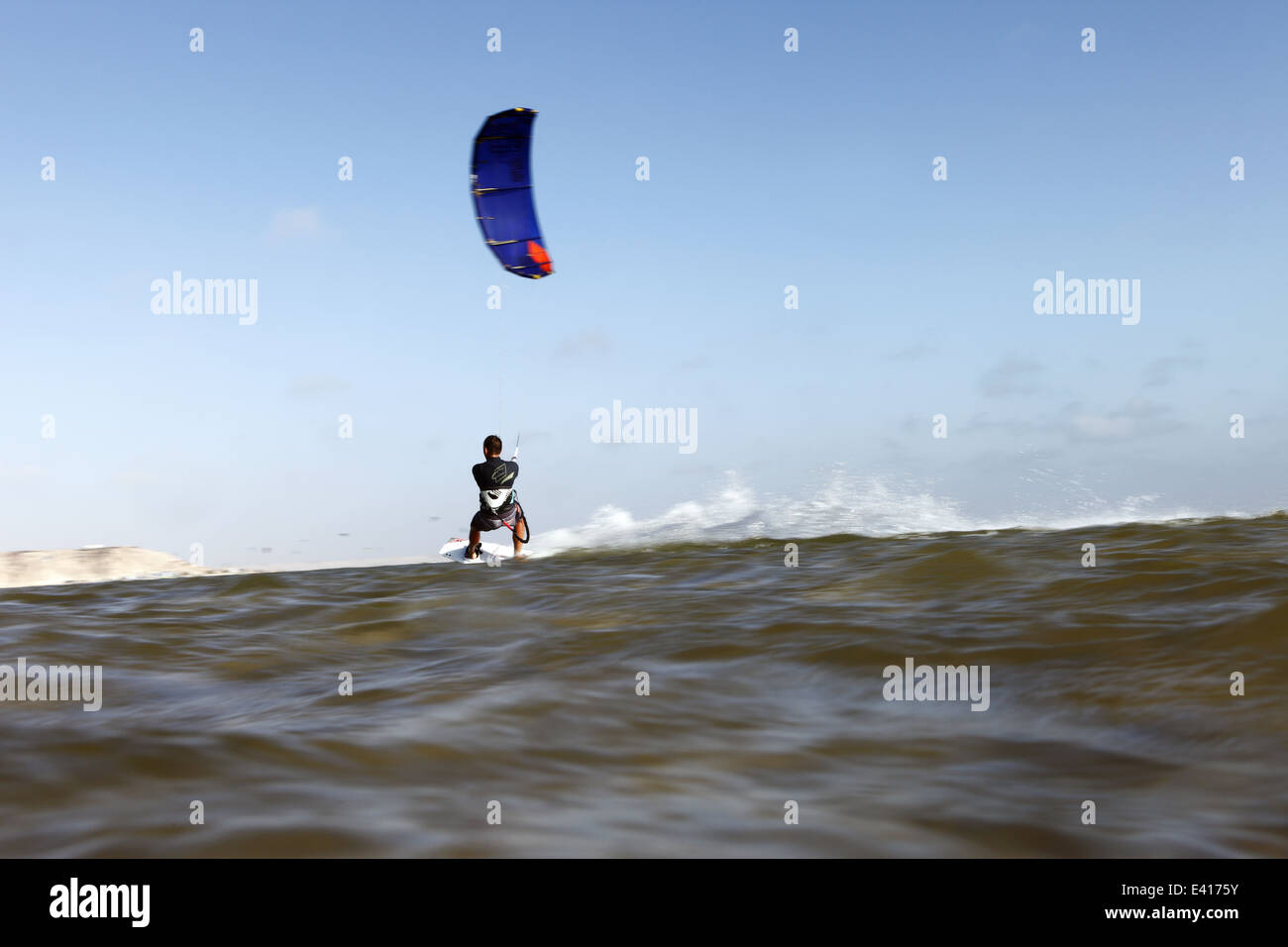 Mann-Kitesurfen auf Geschwindigkeit am Horizont der Lagune in Dakhla, Westsahara, Marokko Stockfoto