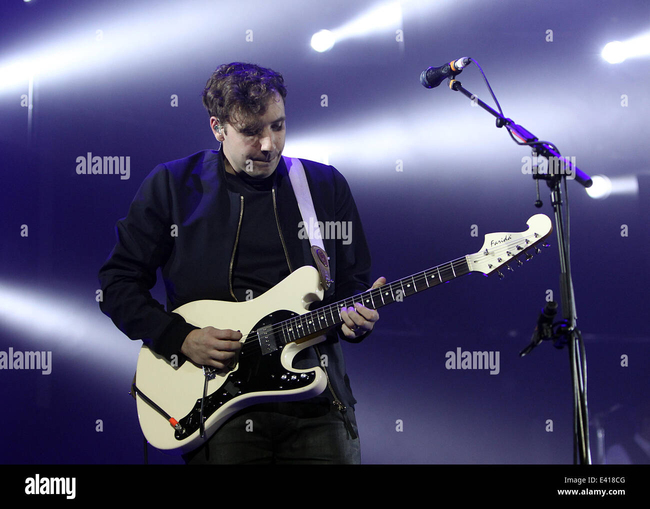 Two Door Cinema Club erklingt auf der Bühne in der O2 Arena in Greenwich, London England am Freitag, 13. Dezember 2013 (Fotos von Ian Bines/WENN) Featuring: zwei Door Cinema Club wo: London, Vereinigtes Königreich bei: 13. Dezember 2013 Stockfoto