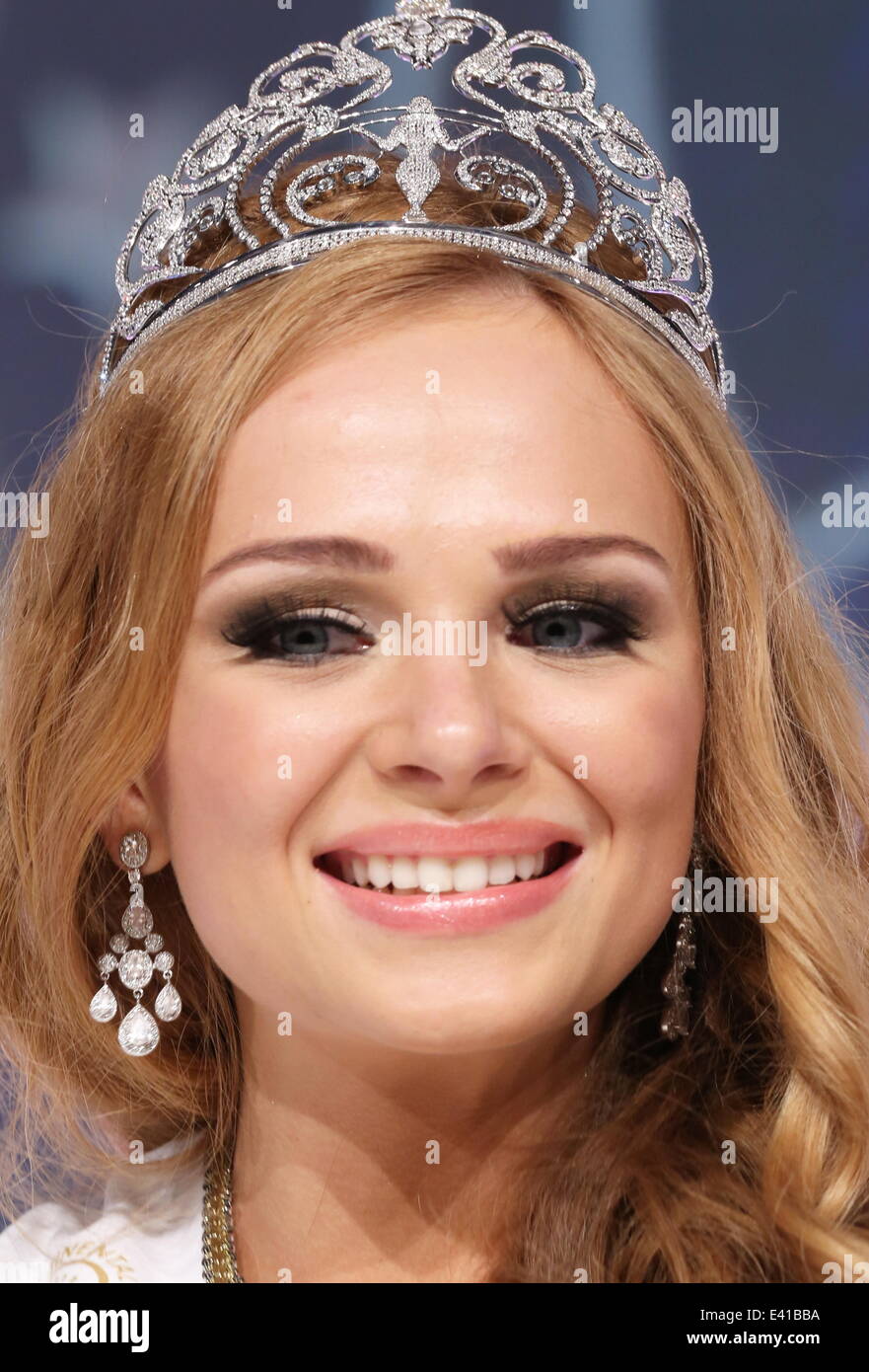 Schönheitswettbewerb Miss Intercontinental 2013 statt in Magdeburg. Gewinner ist Miss Russland Ekaterina Plekhova. Die Tiara beläuft sich auf 267 000 Euro.  Mitwirkende: Ekaterina Plekhova wo: Magdeburg, Deutschland bei: 14. Dezember 2013 Stockfoto