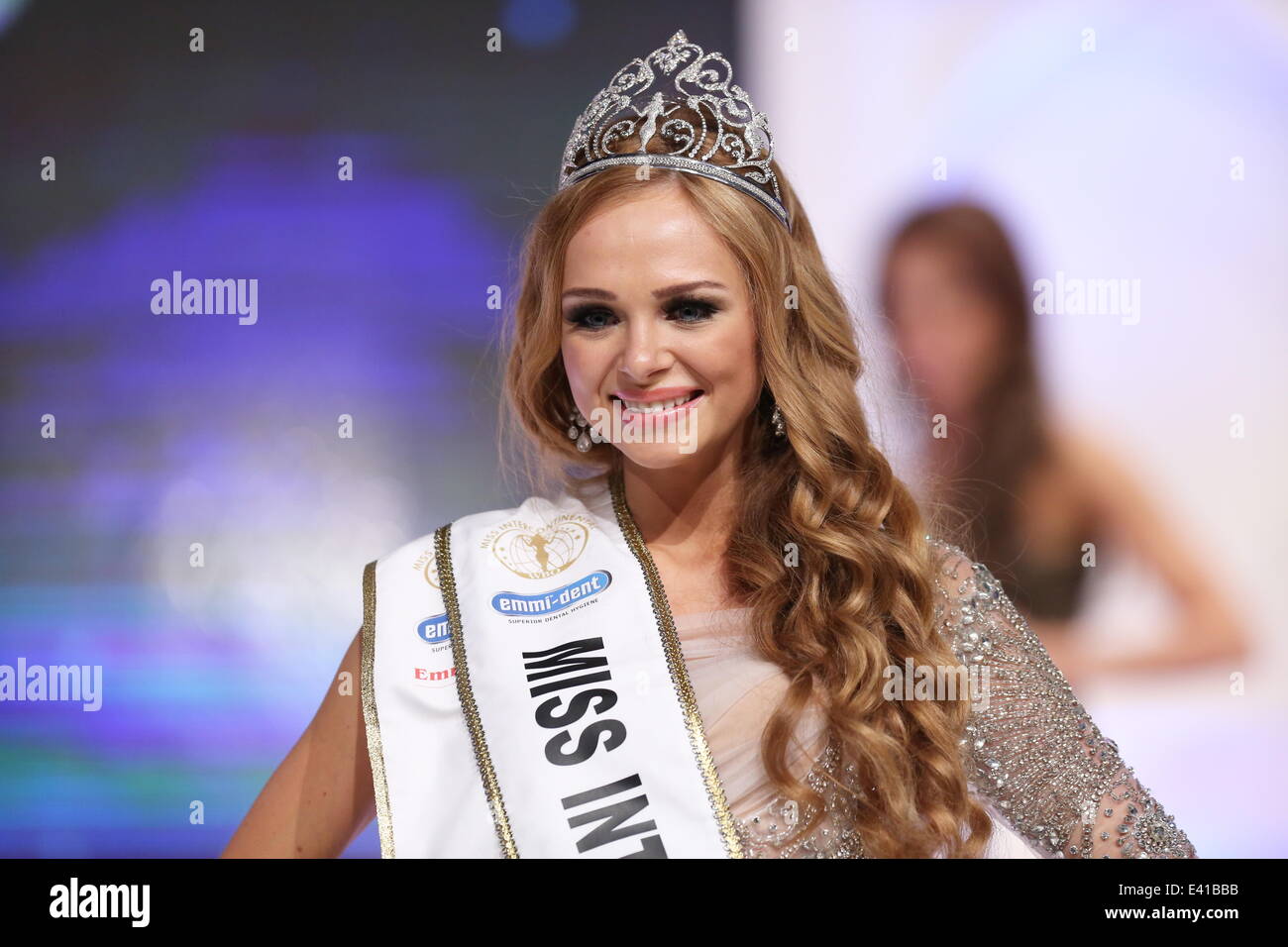 Schönheitswettbewerb Miss Intercontinental 2013 statt in Magdeburg. Gewinner ist Miss Russland Ekaterina Plekhova. Die Tiara beläuft sich auf 267 000 Euro.  Mitwirkende: Ekaterina Plekhova wo: Magdeburg, Deutschland bei: 14. Dezember 2013 Stockfoto