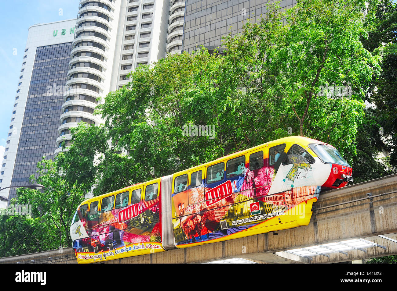 Einschienenbahn kommt an einem Bahnhof in Kuala Lumpur. Stockfoto