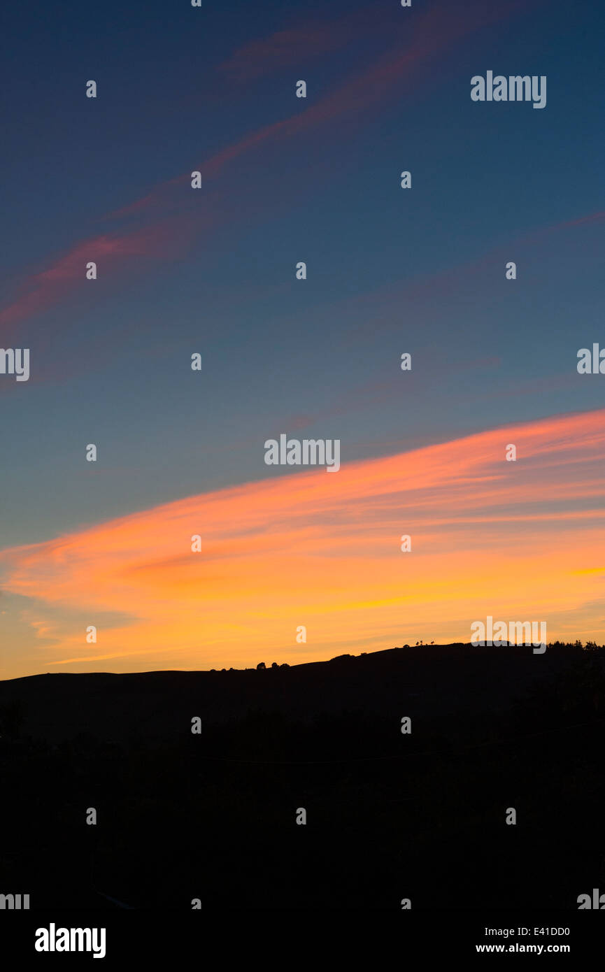 Spektakulärer Sonnenuntergang im Sommer, Wales, Großbritannien Stockfoto