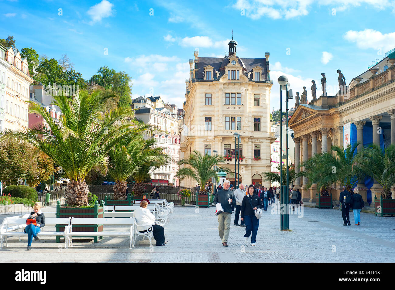 Menschen zu Fuß entlang Thermalquellen Kolonnade in Karlovy Vary/Karlsbad. Stockfoto