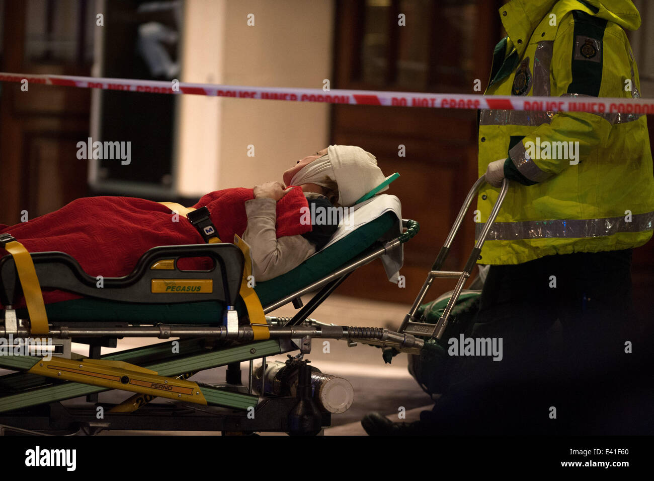 Notdienste bewegen eine verletzte Person aus einem behelfsmäßigen medical Center in der Nähe von Central London-Apollo-Theater. Teil der Dachkonstruktion des Theaters ist zusammengebrochen, während der Aufführung, eine Anzahl von Leuten gewesen, bestätigte injured.* WEST END Theater EV Stockfoto