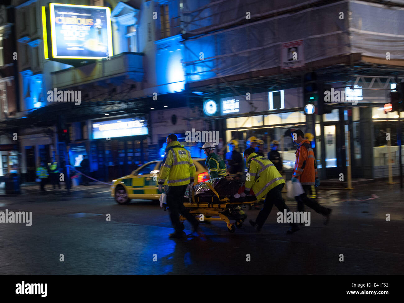 Notdienste bewegen eine verletzte Person aus einem behelfsmäßigen medical Center in der Nähe von Central London-Apollo-Theater. Teil der Dachkonstruktion des Theaters ist zusammengebrochen, während der Aufführung, eine Anzahl von Leuten gewesen, bestätigte injured.* WEST END Theater EV Stockfoto