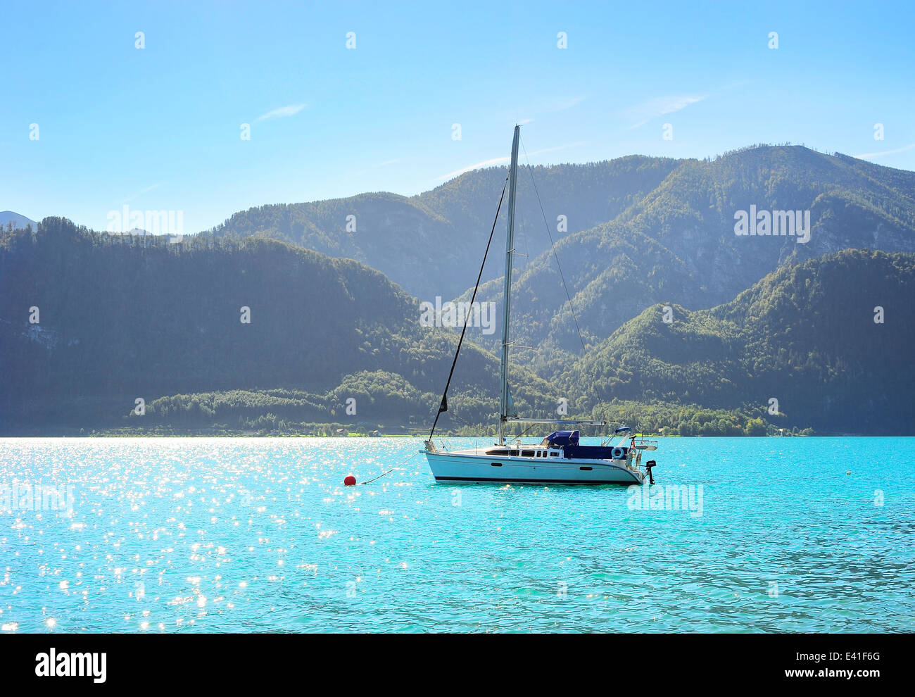 Luxus-Yacht auf einem See in den Alpen. Österreich Stockfoto