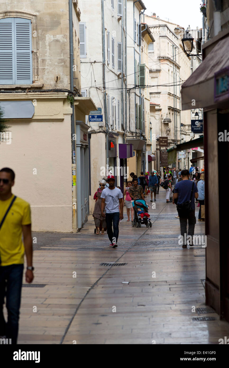Leben auf der Straße in der Altstadt von Avignon, Provence, Frankreich Stockfoto