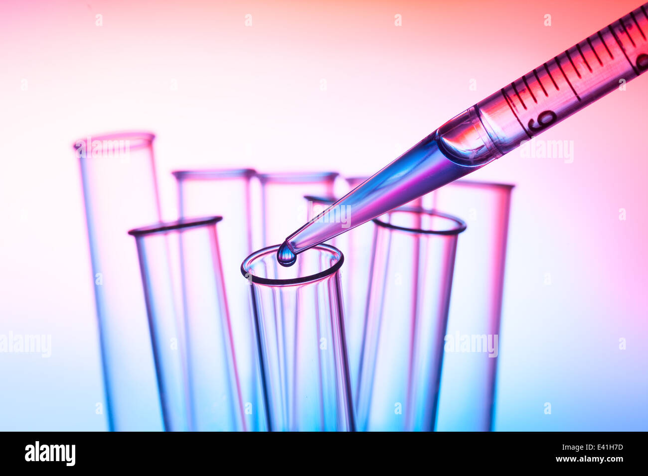 Pipette und Reagenzglas im Labor Stockfoto
