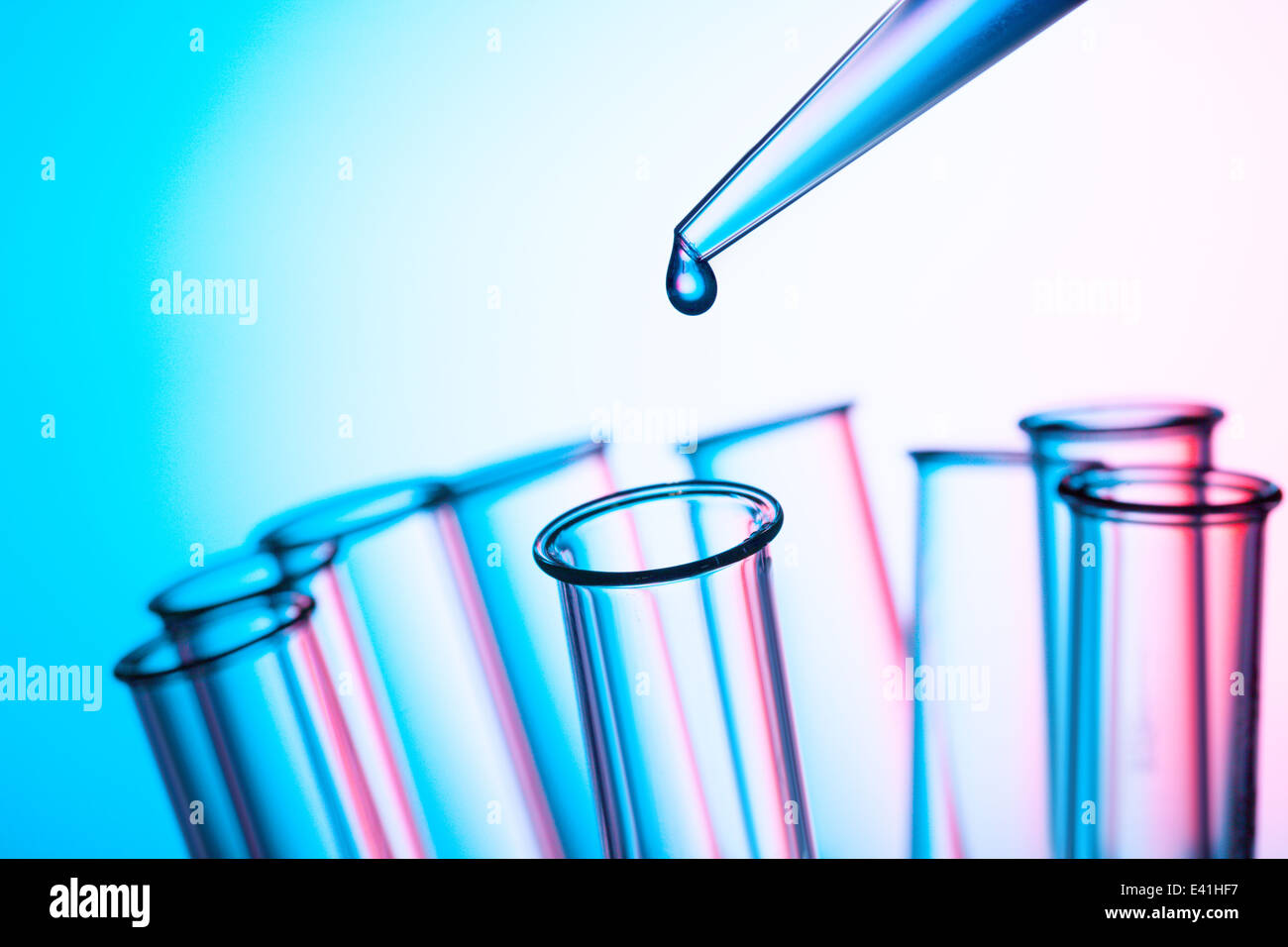 wissenschaftliches Konzept, Pipette und Reagenzglas Stockfoto